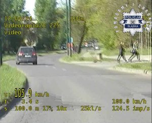 Zdjęcie z nagrania z wideorejestratora z logo śląskiej policji, na którym na jezdni widać samochód.