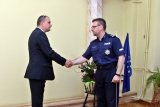 Młodszy inspektor Dominik Łączyk - Komendant Miejski Policji w Sosnowcu podaje dłoń i składa podziękowania młodszemu inspektorowi Jarosławowi Głośnemu