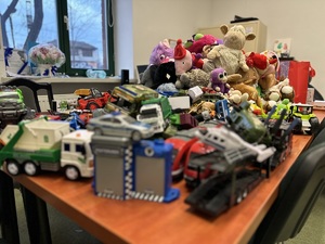 Zdjęcie przedstawia zabawki oraz pluszowe misie.