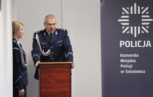 Zdjęcie przedstawia Komendanta Miejskiego Policji w Sosnowcu przemawiającego do zgromadzonych.