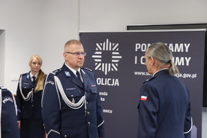 Zdjęcie przedstawia Naczelnika Wydziału Prewencji składającego meldunek Komendantowi Miejskiemu Policji w Sosnowcu.
