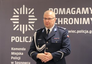 Zdjęcie przedstawia Komendanta Miejskiego Policji w Sosnowcu przemawiającego do zebranych ludzi.