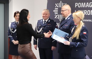 Zdjęcie przedstawia Komendanta Miejskiego Policji w Sosnowcu z Zastępcami gratulujących pracownicy.
