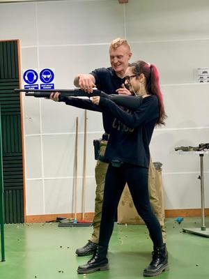 Zdjęcie przedstawia uczennicę z instruktorem na strzelnicy w sosnowieckiej komendzie.